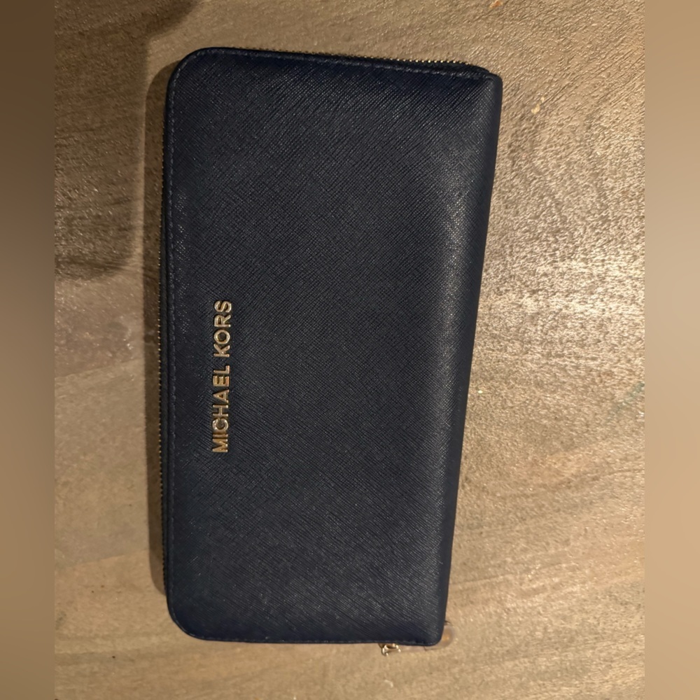 VERY LARGE MICHAEL KORS Jet Set Travel Navy Wallet - Picture 3 of 14